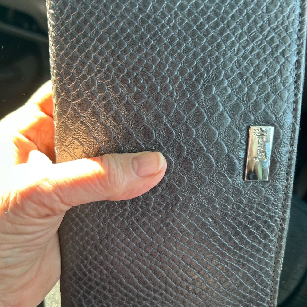 Jewel brand zipper wallet. NWO TAGS. Divisions for currency, phone & receipts.